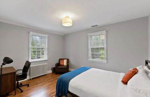 Stately 5BR Historic Retreat - CozySuites - Foto 12