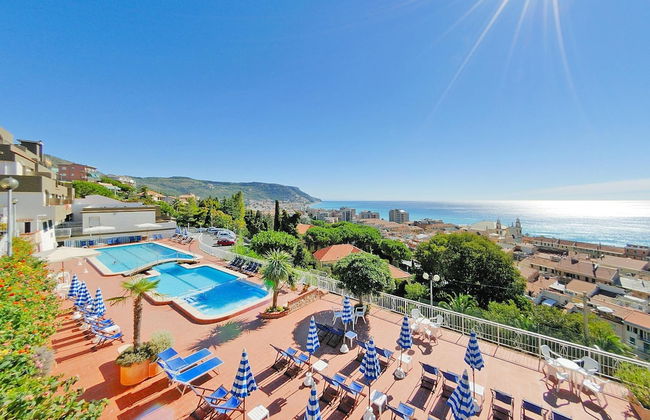 Holiday Flat in Pretty Residence With Communal Pool in Pietra Ligure - Foto 1