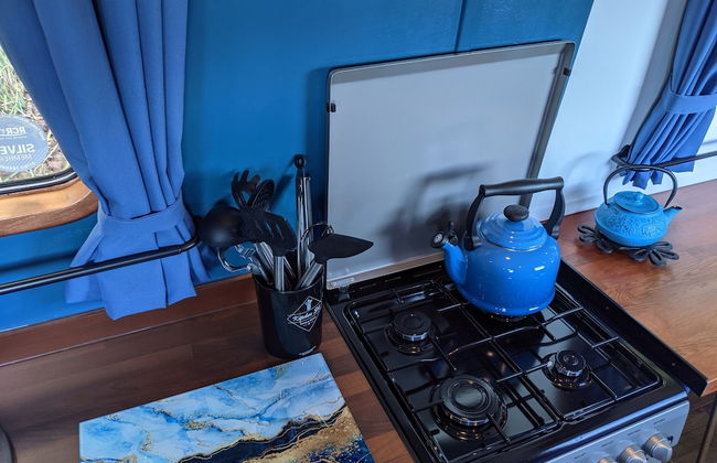 Narrowboat With Hot Tub, Spa, Cruising And More - Photo 6