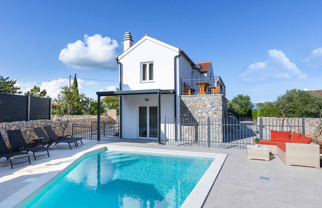 Luxury Krk Villa With Private Pool and Gardens - Photo 27