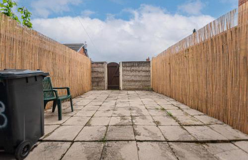 Comfy 2BR Home in Leigh Ideal for Families & Work Stays Sleeps 4 - Photo 19