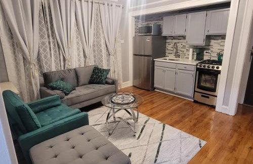 Across St Francis Hospital and near Northwestern - Foto 1