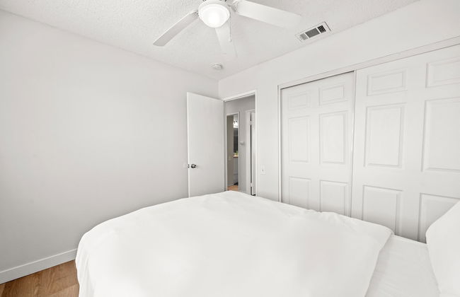 Spacious Family Retreat w Garden Modern Comfort - Photo 45