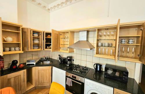 Lovely Ground Floor Home with High Ceiling and a Private Garden with Deck by Earl's Court Station - Photo 14