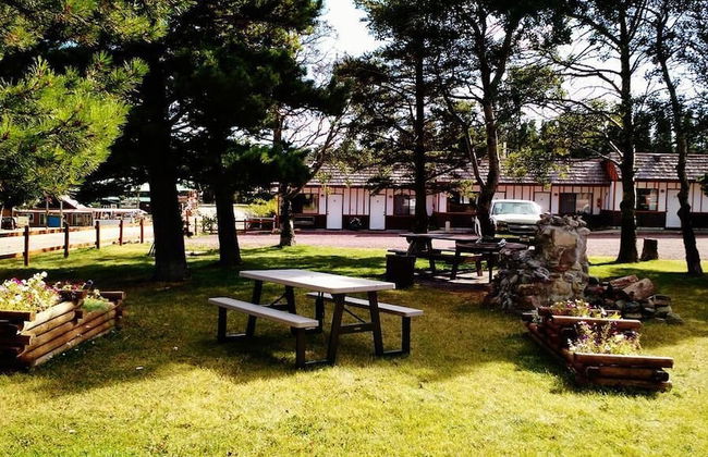 Two Medicine INN - Photo 4