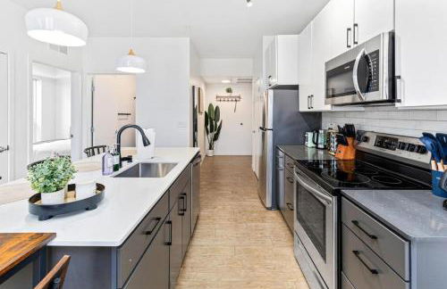 Cozy 2BR Retreat near Downtown - Foto 36