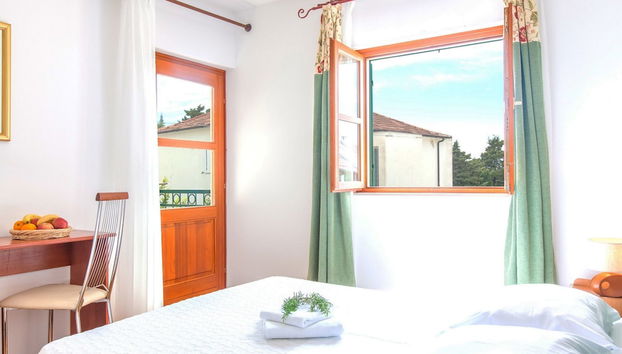 Charming Villa With Spacious Rooms and Private Swimming Pool in the Lavender Island of Hvar - Foto 3, Habitación