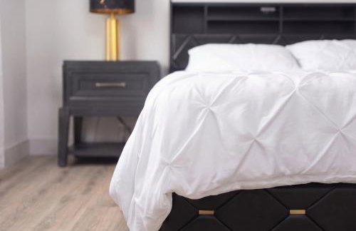 Downtown Dallas ELLUM OASIS with Balcony, Pool, Rooftop Deck, Gym, Queen Bed, King Sleeper Sofa, 2 Twin Sleeper Chairs, and Parking Garage - Foto 10