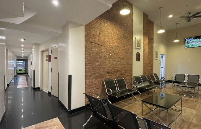 Hotel and the City-Midtown - Photo 4