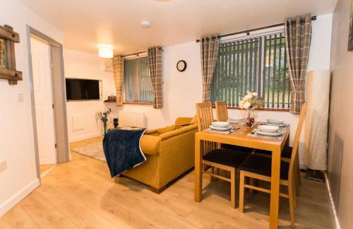 1 Bedroom Newton Apartment l Free Parking l Wigan Royal Infirmary l Haigh Hall l Central Location - Foto 1