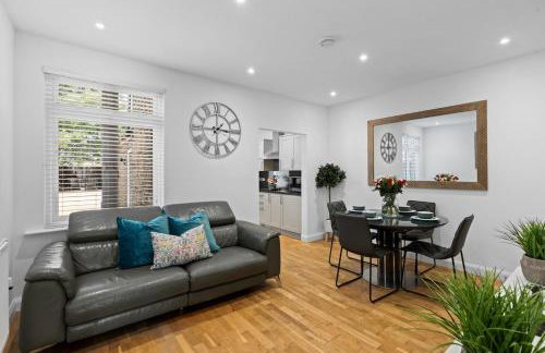 Luxury 4-Bed Family & Group Home-King or Twin Beds-Driveway, Garden-Near Gatwick - Foto 13