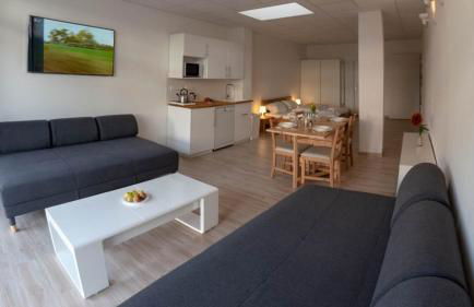 Eleonoras Ferienwohnung in Würzburg Stadt mit Terrasse und eigenen Parkplätzen vor der Tür, für große Gruppen bis zu 13 Personen geeignet - Foto 1