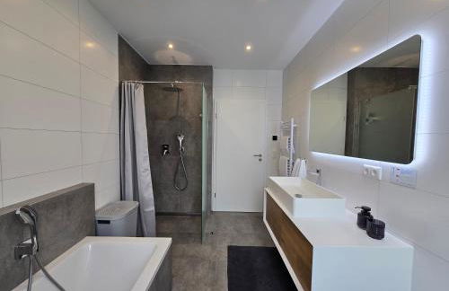 Großes Apartment mit Küche, Dusche, Badewanne, Balkon, Parkplatz vor dem Haus, schnelles Internet, ADA5 - Foto 9