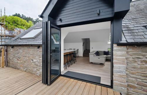 CORN FLOUR LODGE at PITKERRO MILL with HOT TUB 3 double bedrooms with TVs, 1 en-suite, 2 further bathrooms, fully equipped kitchen, large family dining area, FREE parking, WiFi, private garden, short, mid,longterm stays available with HONEYCOMB HOSTS - Photo 5