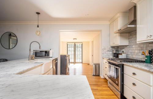 4BR/3BA Luxurious Decatur Home w/ Patio & Backyard - Foto 7