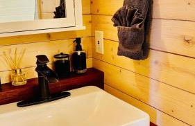 Couple’s retreat in Tiny Home w soaking tub/beach - Foto 7