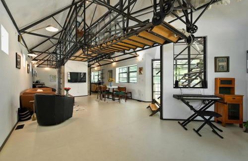 The Architect's Modern Castle - Photo 9