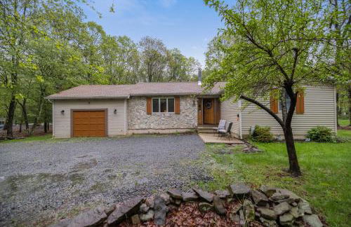 Serenity and Fun all in one in this Cozy Pocono Cabin - Foto 6