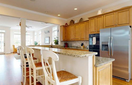 Luxury cottage with pools & multiple decks, 1/2 block to beach - Foto 13