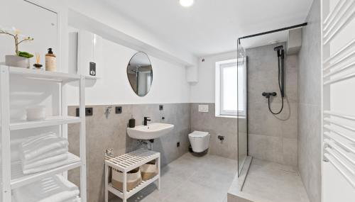 TOP Apartments - Stilvolle Wohnung mit Loggia im Stadtzentrum - Kingsize Bett - Smart TV - Netflix - 60qm - 24h Check-In - Photo 5, towels, Shower