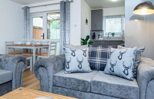 Spacious Home near Heathrow & Windsor with Parking - Photo 11