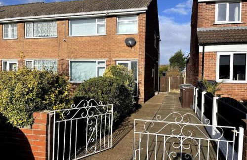 Superb 3 bed house, homely comforts close to supermarkets, with private parking on gated premise - Photo 41