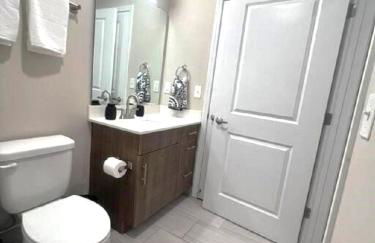 Fall Deals!! Modern 1 BR and Sleeper Sofa in Heart of Midtown Kansas City! - Foto 7