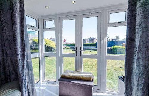 Modern 1BR Apartment in Whitefield, Manchester with Private Parking - Foto 12