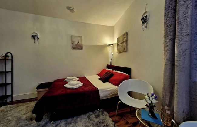 Seaside Bliss Apartment for Style and Comfort - Photo 12