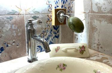 Chez Grand-Mère Elegant Vintage Apartment with Free Parking - Photo 13