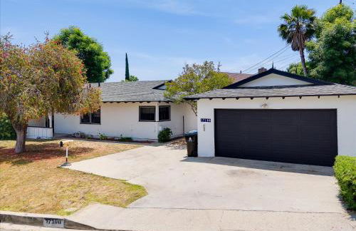 Charming 5 Bedroom Granada Hills House with Pool - Foto 32