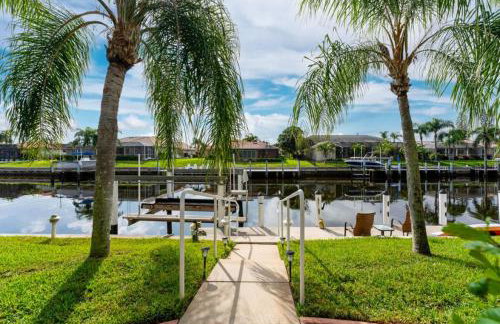 Villa Hibiscus-Waterfront-Free Heated Pool-Dock-Bikes-Other Amenities - Photo 6