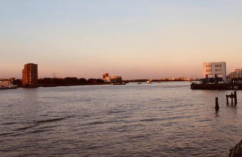 Amazing River view 2 bedroom apartment, sleeps 6, balcony and parking - Foto 11
