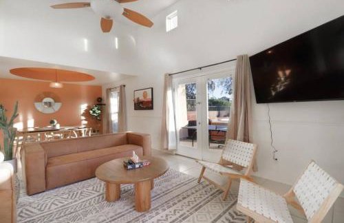 Epic 6BR with Pool, Spa and Fire Pit - Walk to Trails - Foto 13