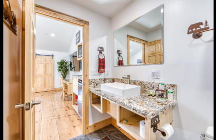 #2 Cottage Like Suite With Private Hot Tub - Photo 7