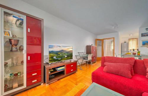Cityscape Comfort Apartment With Garage - Happy Rentals - Photo 6