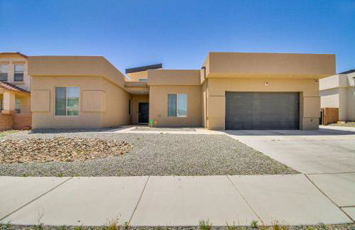 Poolside and Hot Tub Lounging Luxe Rio Rancho Home - Foto 35