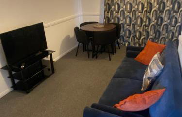 Home in Cwmbran with free onsite parking - Foto 8