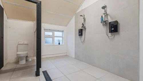 #111 New Farm with hot tub and Sauna - Sleeps 18 - Near Elmore Park - " Perfect for Contractors and Families - Parking space for 10 cars" - Foto 4