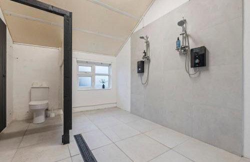 #111 New Farm with hot tub and Sauna - Sleeps 18 - Near Elmore Park - " Perfect for Contractors and Families - Parking space for 10 cars" - Foto 4