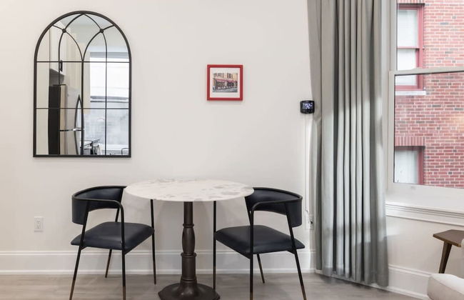 Sosuite Bay Window 1BR Apt w W/d, Desk - Photo 17