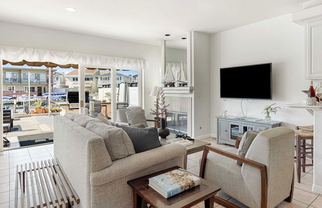 Canalfront Charmer by Avantstay Waterfront w/ Shared Dock + Hot Tub - Foto 9