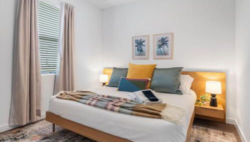 Colorful vibrant Oasis Sleeps 10, 10min to Disney - Photo 3