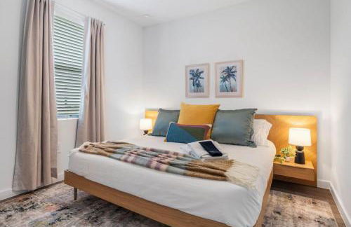 Colorful vibrant Oasis Sleeps 10, 10min to Disney - Photo 3