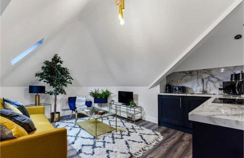Lovely Two Bedroom with Ensuite Bathrooms - Photo 8