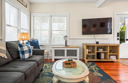 Historic Home and Cottage with Seaport View - Foto 10