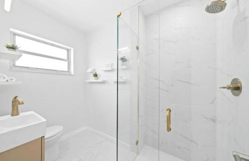 M Lake Worth Beach - Modern Villas Near West Palm Beach, Chic Retro Vibes, King Bed, Cozy Backyard, BBQ, Workspace, High-Speed Internet, Free Parking, 5 Minutes to Downtown & Beach - Foto 55