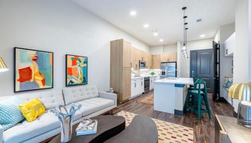 Business Ready -Fast WiFi -Onsite Parking - Foto 1