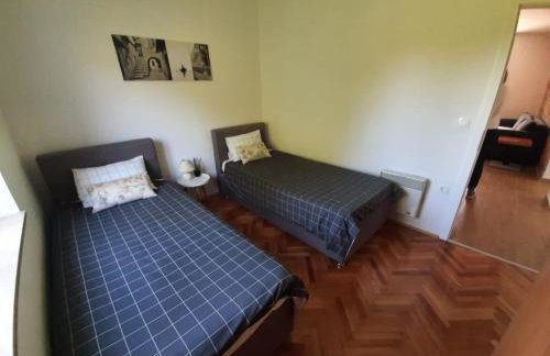 Vacation house with private pool and yard - Photo 7