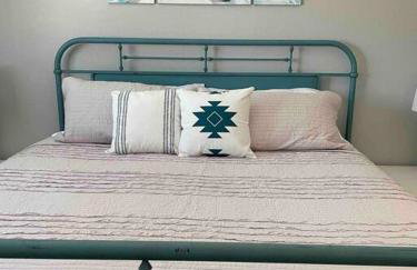 Comfy, contemporary quiet retreat vacation home with views - Foto 5